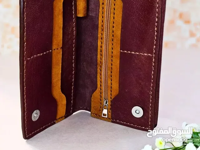الوصف: محفظة جلد گاوميش طبيعي فاخرة ومصنوعة يدمحفظة جلد طبيعي فاخر من جلد الجاموس الاصلي تصميم يدوي