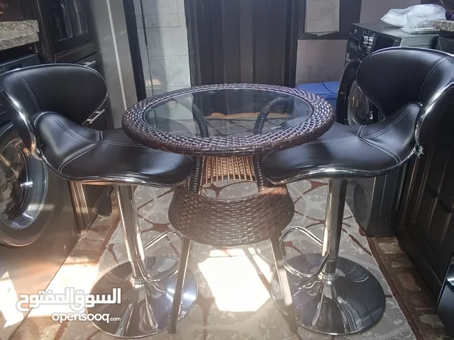 طاولة مطبخ او حديقة مع كراسي