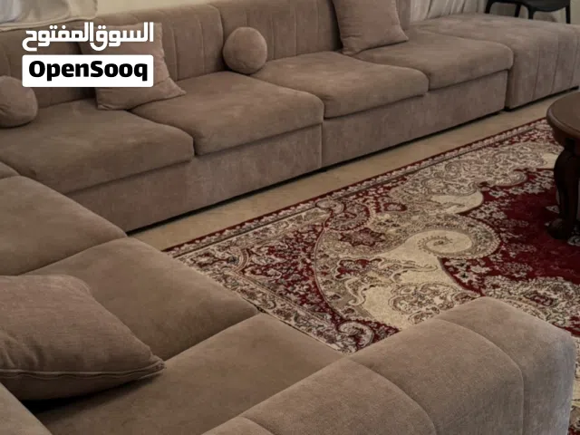 كنب بيج كبير مقاس 3x4 مع 4 كراسي جانبية