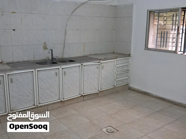 شقه ارضيه مع حديقه للايجار