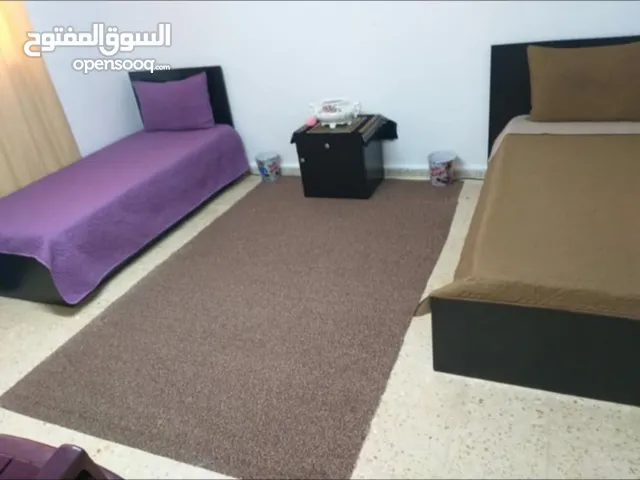 غرفة نوم شبه جديدة