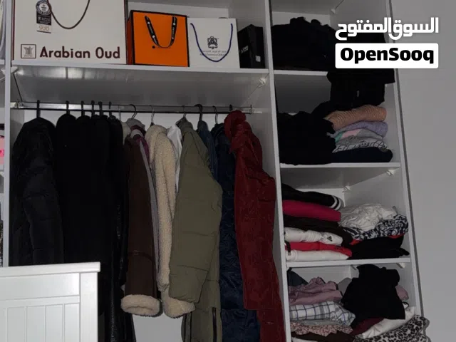 خزانة للبيع بسعر مناسب