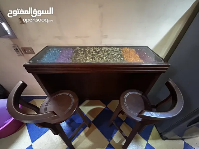 بار مع 2 كرسي بار عمولة بدمياط خشب نضيف جدا