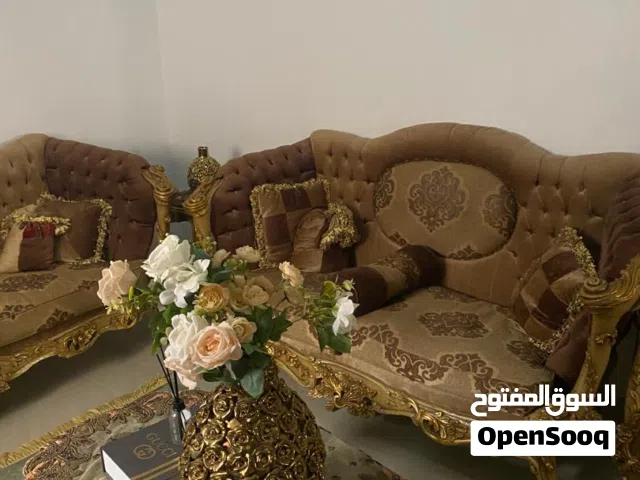 صالون نظيف 2 كنبات و3 كراسي وبوفي