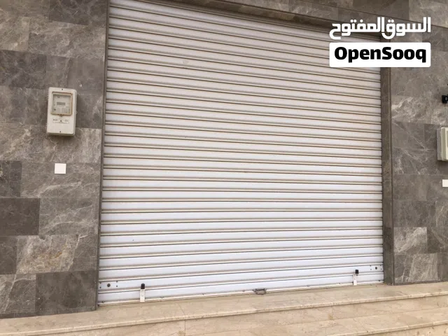 4 محلات مساحة كل محل 4في 6 كل محل مفصول عن التاني يوجد توصيلات جاهزه لصرف ومياه شرب