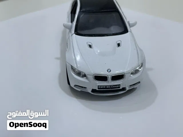 سيارة بي ان بلون الابيض جميلا انيقة لزينة وسيارة بيك اب بلون الااسود تعطي شكل حلو للغرفة او السيت اب