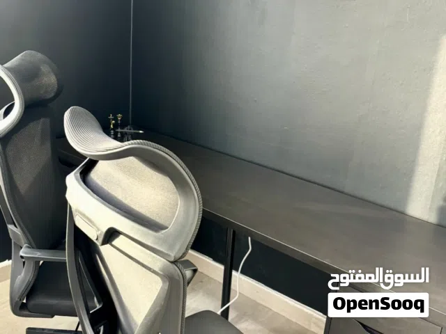 طاوله مع اثنين كرسي