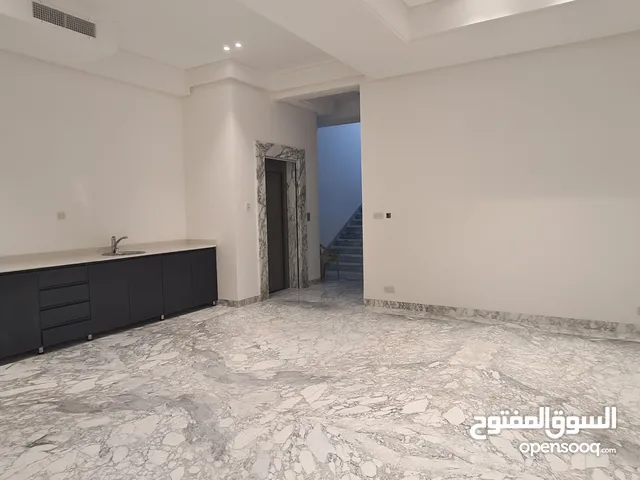 300m2 5 Bedrooms Villa for Rent in Kuwait City Qadsiya
