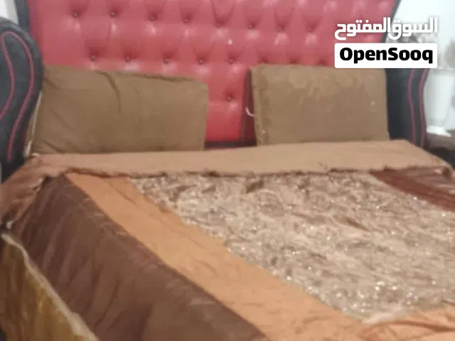 غرفة نوم للبيع تخت وخزانة وبردايتين وكومدينتين وفرشة ضغط عالي