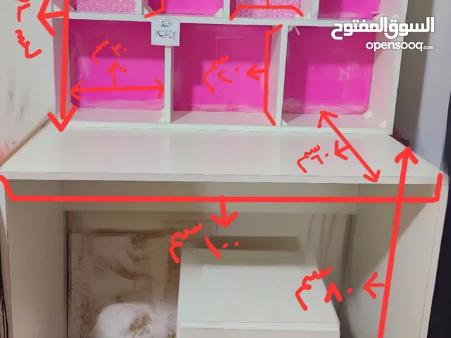 مكتب دراسي مع كرسي وكومدينه ومراي ومنظم مكياج ومراي دائري للاكسسوارت للبيع المستعجل