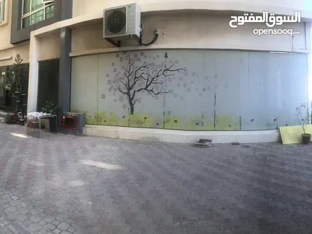 محل للتاجير في موقع الذهبي في بوشر على الشارع دوحة الادب جاهز بمساحة كبيره جاهز للشغل فيه