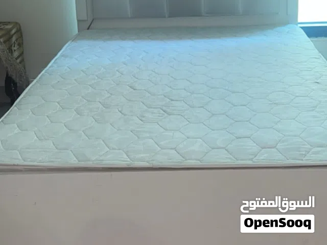 سرير مفرد ونص
