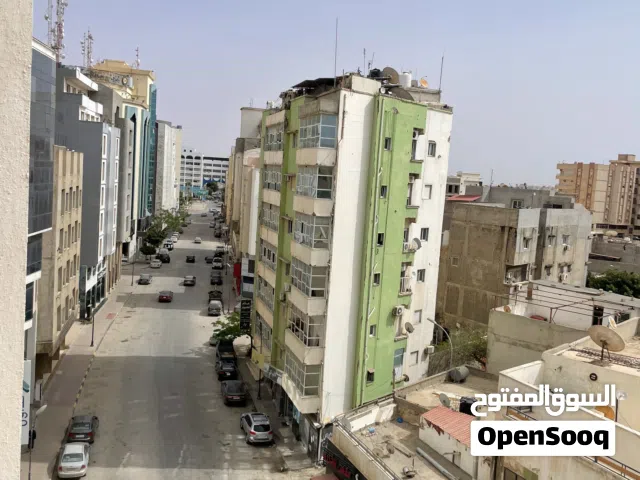 صالة بعد نادي النصر و قبل مصرف التجارة و التنمية