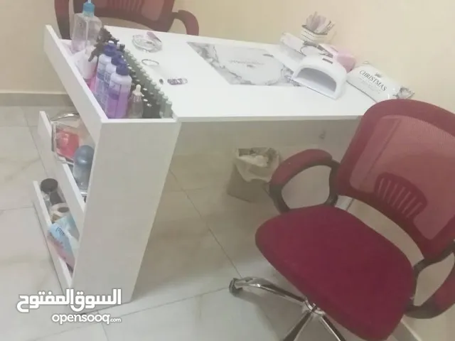 طاولة مناكير واظافر للصالونات بعدة قياسات وألوان وموديلات حسب الطلب