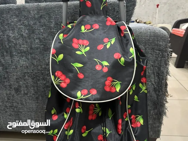عربة تسوق قابلة للطي مزودة بحقيبة مزخرفة بنقوش الكرز. هذه العربة مصممة لتسهيل نقل المشتريات والأغراض