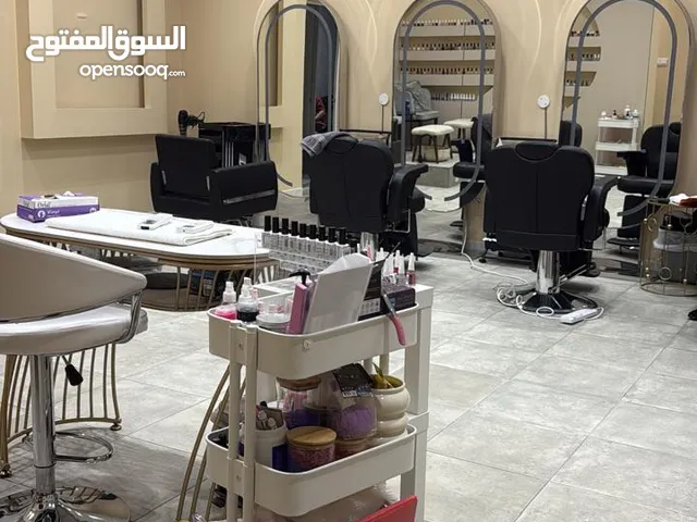 صالون نسائي للبيع خورفكان بسعر مغري ولا يحتاج لاي شي جاهز للتشغيل