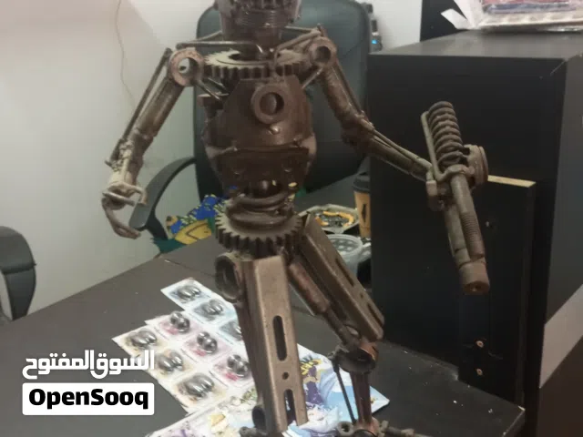 قطعه فنيه صناعه يدويه مصنوع من قطع الموتورسايكل  لايوجد منه الا قطعه واحده ، الصانع غير معروف