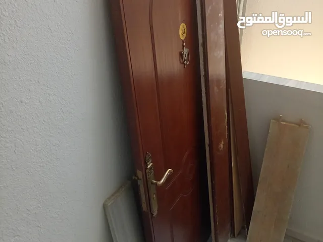 باب خشب 98*215 مستعمل معاه كل شي كامل