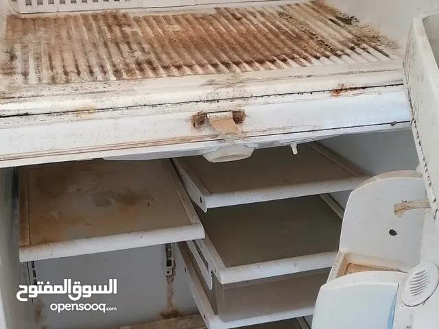ثلاجة LG بخارية دق قديم شغالة الله يبارك عيبعا تبي تغيير قومة الباب فقط