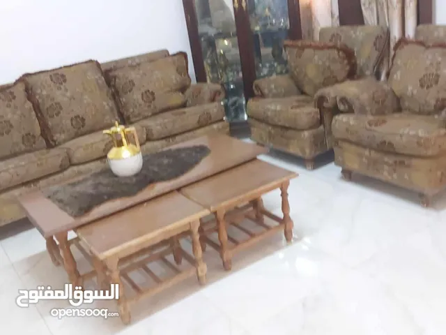 طقم 7 مقاعد مع طاولات عدد 3 وسجاده وبرداي