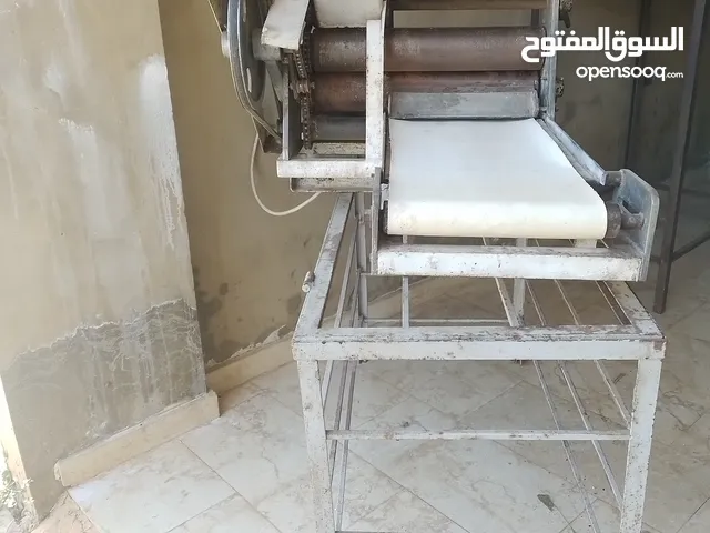 عدة فرن مناقيش بحالة جيدة ممتازة