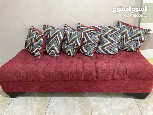 صوفه لون خمري الحاله جيده مع 6 مخدات