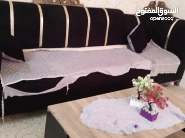 كنب مستعمل 9 مقاعد مع طاوله كبيره وطاوله صغيره