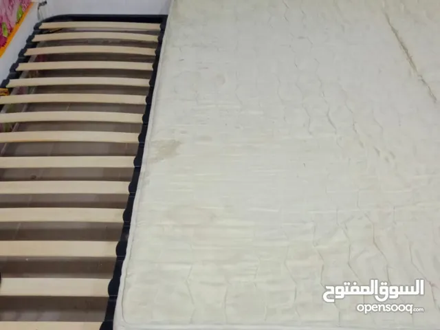 يوجد سرير حطب كبير شخصين نظيف وبحالھ ممتازة بدون مترس سعر 10دينار 180/200
