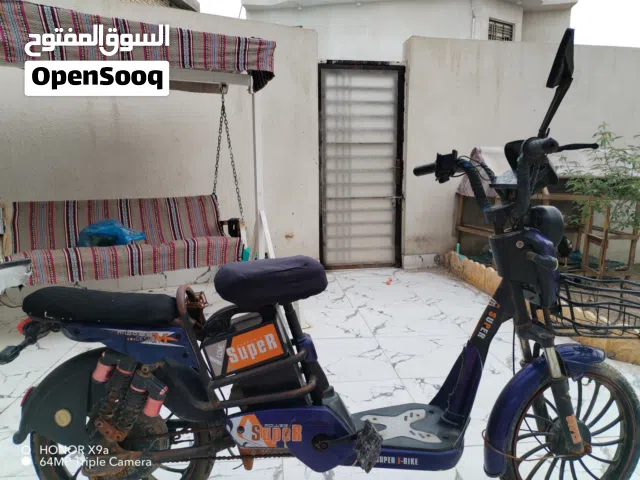 دراجة شحن كهربائيه.      حجم 20 اربع بطاريات بطاريات مستعملا قليل.          بيهة عطل ما ادري شني.
