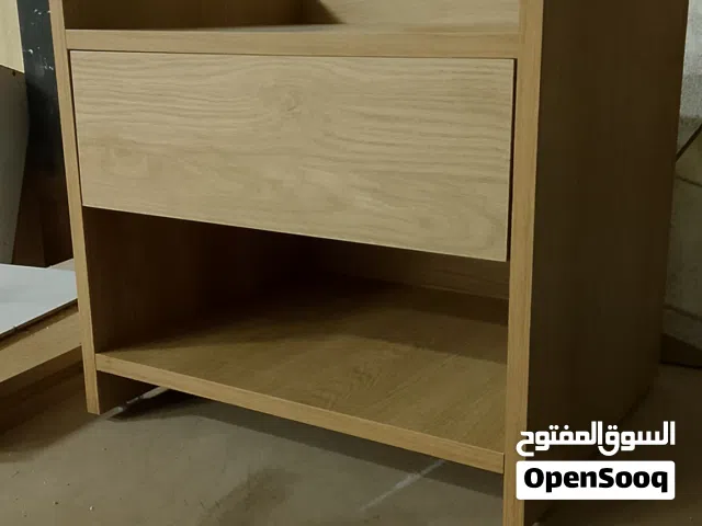 ميز جانب السرير