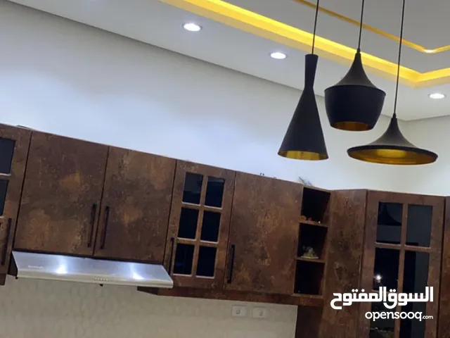 فيله من ثلاث طوابق بدخل شهري