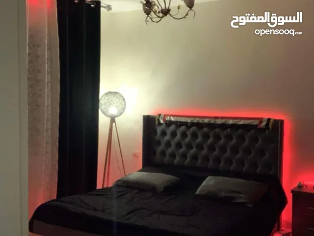 للبيع تخت مع فرشة طبية مع البرداية والتيبل لامب وسجادة فضية بسعر مغري التواصل عالخاص