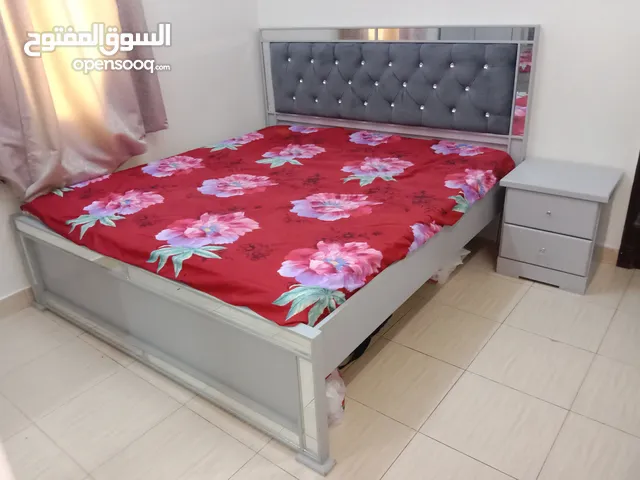 غرفه نوم شبه جديد استخدم 4 اشهر فقط صنعه بحرينيه سرير 190 في 180 كبت6ابواب 2 كمدينوا +تسريحه