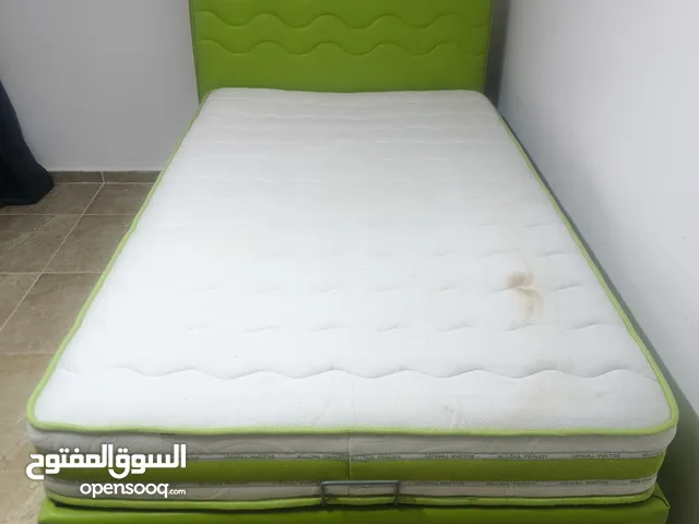 سرير مفرد و نص من فرشة زمبركية