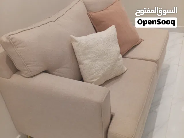 كنب للبيع مع طاوله تلفزيون