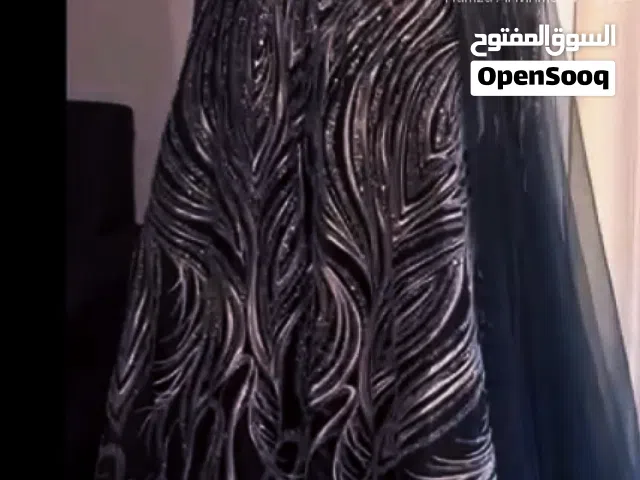 مجموعة فساتين جديد غير مستعمل عدد 5 بالاضافه الى ستاند ملابس استعمال بسيط و مليكان للبيع بسعر مغري