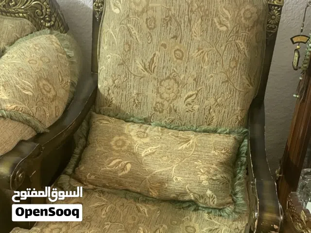 طقم كنب  لونه ذهبي