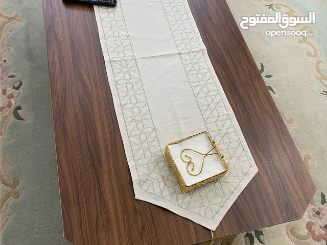 مجموعة طاولات واثاث