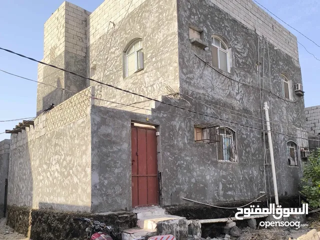 للبيع بيت في البريقه في الشرطه جهة الساحل فيه 4 شقق موقعه قريب من مركز الحياه بلازا بينه وبين الشار