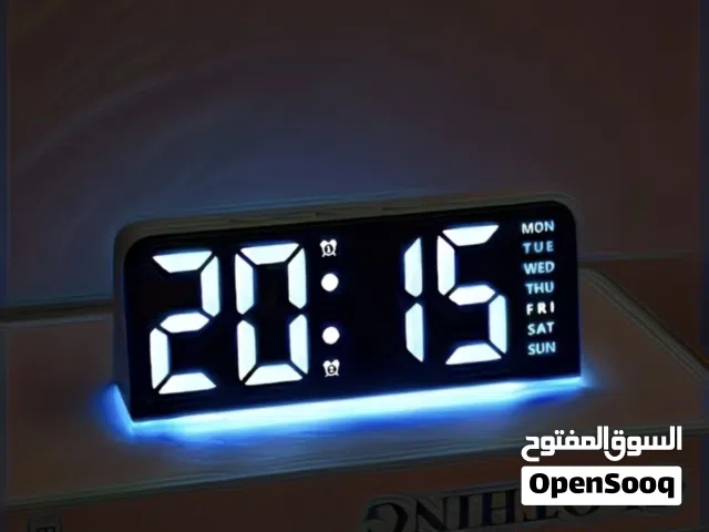 ساعه رقميه ب اضائه زرقاء جديده ب الكارتون.        و بدون اي استعمال