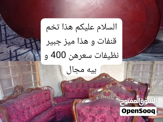 طقم قنافات لونه (احمر) و طاولة خشبية