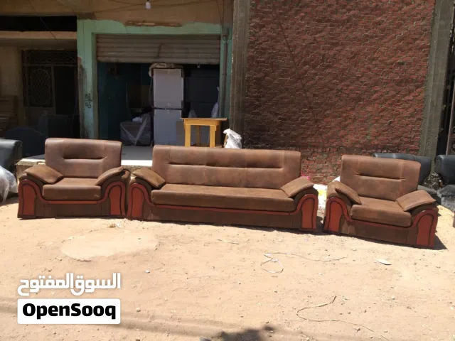 يوجد جميع انواع المكاتب من الاثاث