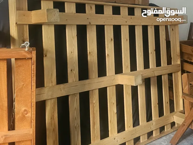 تخت خشب مع فرشة . شبة جديد