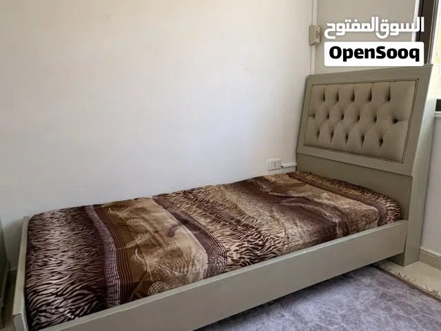 تخت مفرد عدد 2، (190*90) مع الفرشة عدد 2  وكومدينا للبيع بسعر 100 (السعر نهائي)