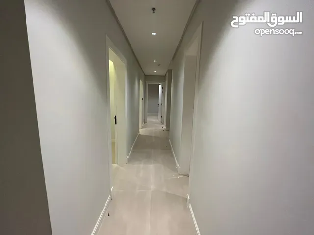 شقة للايجار الرياض حي النرجس  تتكون من ثلاث غرف نوم وصالة ومطبخ راكب  مكيفات سبليت راكب موقف خاص