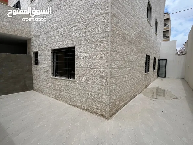 شبه ارضي 130 متر مع ترس 90 متر خلف جامعة البتراء البنيات
