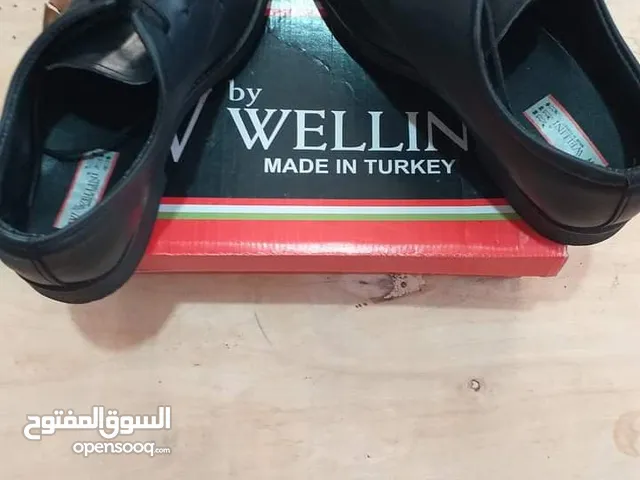 كندرة جلد صناعة تركية ممتازة ومريحة جديدة رقم 43 و 44