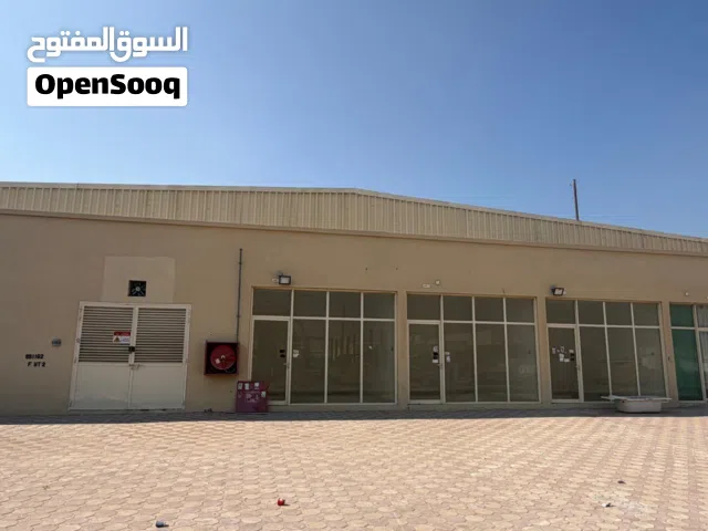 مجمع مستودعات للإيجار السنوي بأم القيوين أم الثعوب عبارة عن 11 مستودع و4 محلات