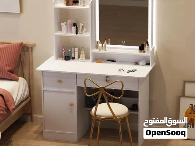ميز تواليت مع مراة ليد الون ابيض