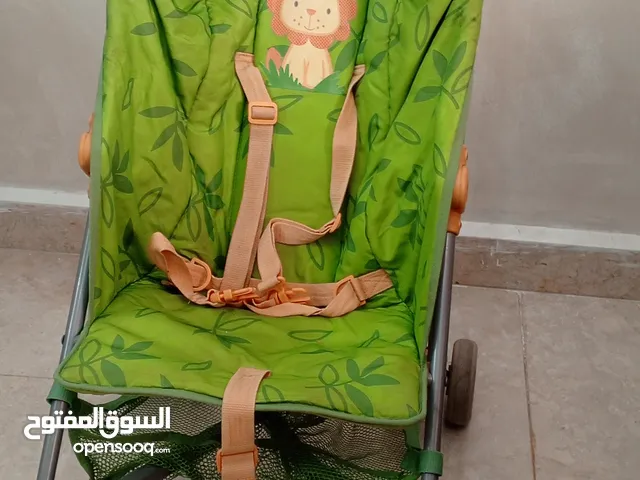عرباية اطفال باللون الاخضر بحالة ممتازة مع مقعد اكل للاطفال ممتاز شبه جديد للبيع المستعجل